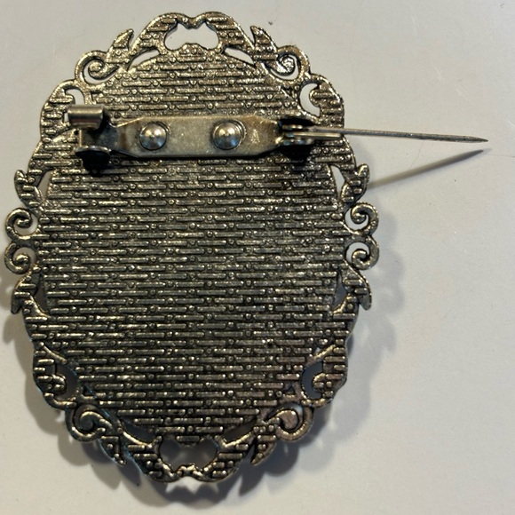 Gorgeous oval brooch green rose on black background surrounded by silver color - Picture 2 of 2